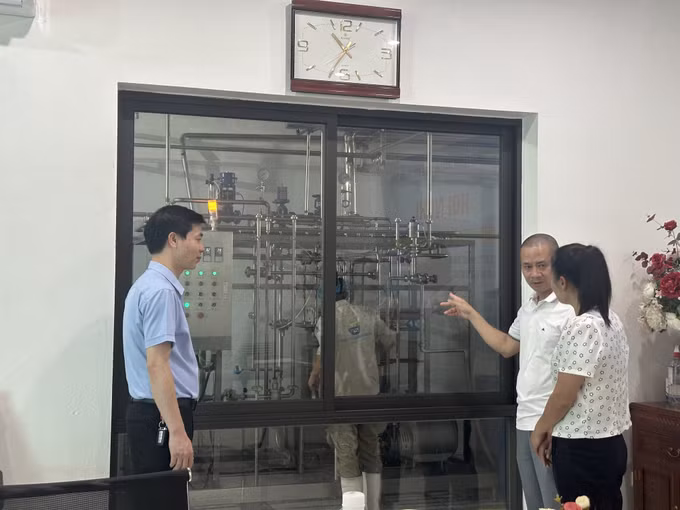 Anh Nguyễn Tiến Lộc (áo trắng) giới thiệu về quy trình sản xuất đạt tiêu chuẩn vệ sinh an toàn thực phẩm.