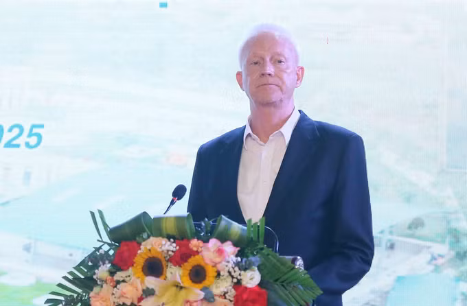 Ông Gert Buechner, Trưởng đoàn tư vấn Liên danh GKW - IGIP - ICC - ANVIET (Cộng hòa Liên bang Đức) phát biểu.