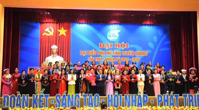 Bí thư Tỉnh ủy Tuyên Quang Hầu A Lềnh tặng hoa chúc mừng Ban Chấp hành Hội Liên hiệp phụ nữ tỉnh Tuyên Quang lần thứ I, nhiệm kỳ 2025 - 2030.