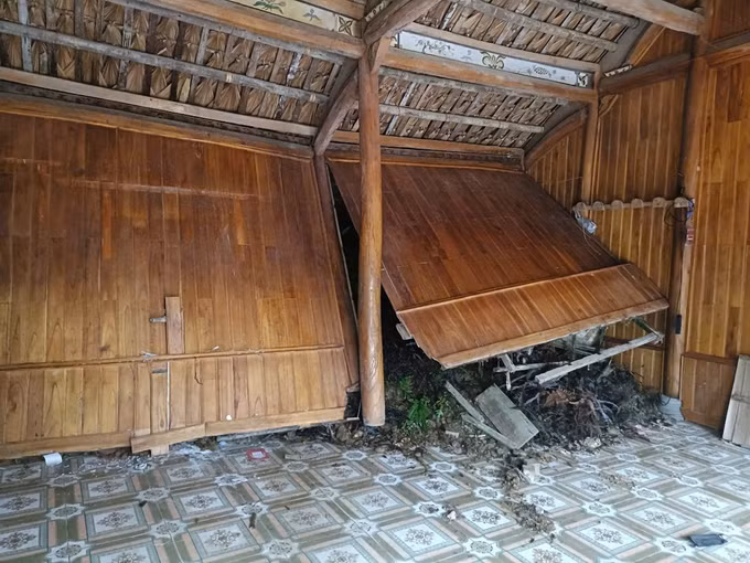 Mưa lớn kéo dài gây sạt lở làm hỏng nhà của người dân Lào Cai. Ảnh: TTXVN phát