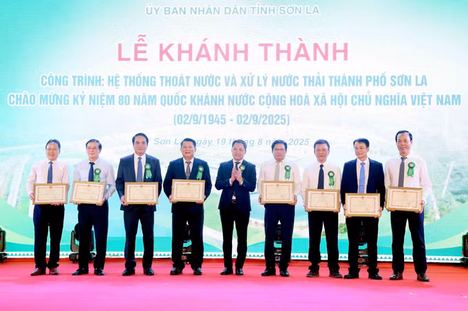 Chủ tịch UBND tỉnh Sơn La Nguyễn Đình Việt tặng Bằng khen cho các tập thể, cá nhân.