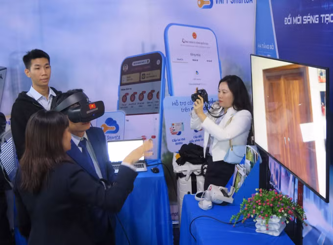 Các đại biểu trải nghiệm công nghệ thực tế ảo.