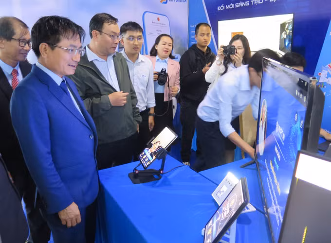 Các đại biểu trải nghiệm nhận diện khuôn mặt thông minh.