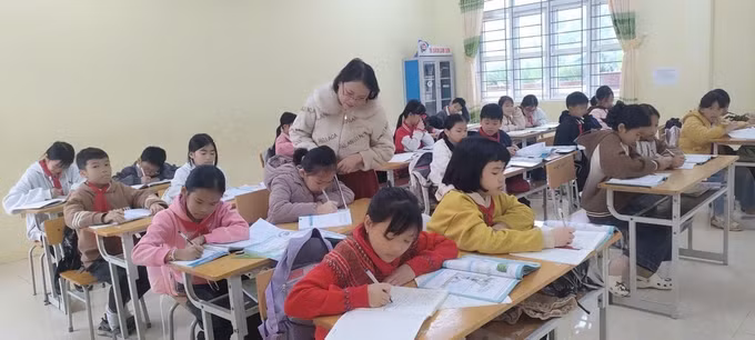 Năm học 2025–2026 đánh dấu chặng đường 12 năm gắn bó với học sinh vùng cao của cô giáo Phạm Thị Ngân, hiện công tác tại Trường Tiểu học và Trung học cơ sở Mường Lát (xã Mường Lát). Ảnh: Việt Hoàng/TTXVN