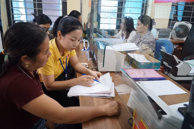 Tổ chuyển đổi số cộng đồng các xã miền núi Nghệ An hướng dẫn người dân cách sử dụng điện thoại thông minh để truy cập và thực hiện các bước kê khai trên cổng dịch vụ công quốc gia.