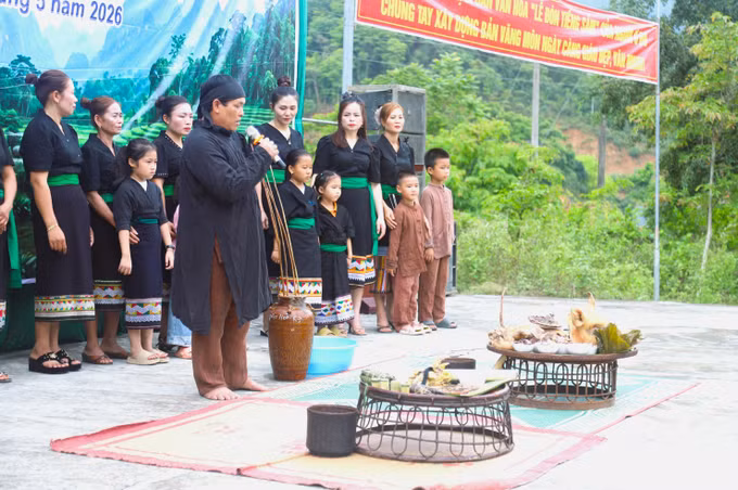 Trong Lễ đón tiếng sấm đầu năm, thầy mo là người khấn nguyện, đóng vai trò cầu nối giữa các thần linh và người dân trong bản.