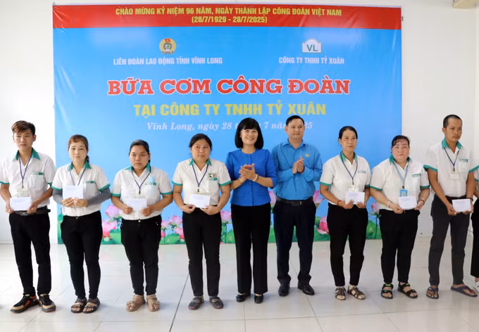 Trao trợ cấp cho đoàn viên có hoàn cảnh khó khăn tại chương trình.