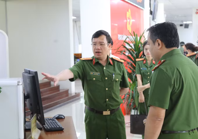 Đại tá Nguyễn Thành Vĩnh, Phó Giám đốc Trung tâm Dữ liệu quốc gia kiểm tra thực tế hệ thống thông tin tại Trung tâm phục vụ hành chính công tỉnh Lạng Sơn.