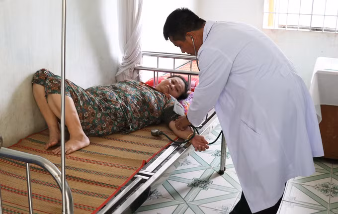 Phòng khám đa khoa quân dân y Dinh Bà hàng tháng khám, điều trị hơn 300 lượt người khám bệnh, trong đó có cả người dân Campuchia ở biên giới.