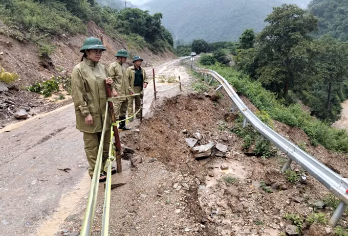 Tỉnh lộ 543D từng bị tàn phá nặng nề sau đợt mưa lũ năm 2025, hiện vẫn chưa khắc phục triệt để. Ảnh: TTXVN phát