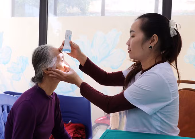 Khám, kiểm tra sức khỏe miễn phí cho người dân phường Hà Giang 1 (Tuyên Quang) bị ảnh hưởng sau lũ lụt tháng 10 vừa qua.