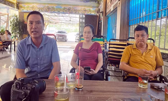 Thầy giáo Đinh Xuân Sinh (trái) và thầy giáo Nguyễn Văn Hùng (phải) trao đổi với phóng viên TTXVN. Ảnh: TTXVN phát