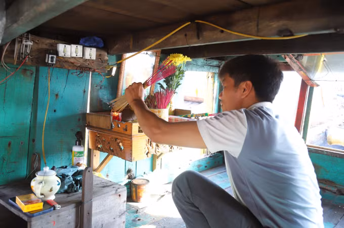 Ngư dân làm lễ "cúng thuyền" trong ngày rằm Tháng 7 ở Diễn Châu, Nghệ An. Ảnh: Xuân Tiến/TTXVN