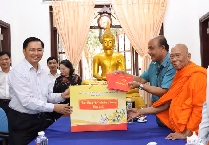 Bí thư Tỉnh ủy Vĩnh Long (trái) tặng quà Trường Trung cấp Pali Khmer, phường Trà Vinh.