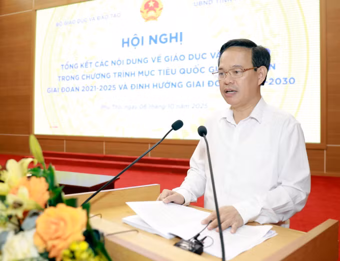 Giám đốc Sở Giáo dục và Đào tạo Phú Thọ Trịnh Thế Truyền phát biểu tham luận tại hội nghị. Ảnh: Hoàng Hùng/TTXVN