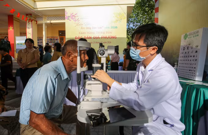 Đội ngũ y tế thực hiện khám, sàng lọc các bệnh về mắt cho người dân.