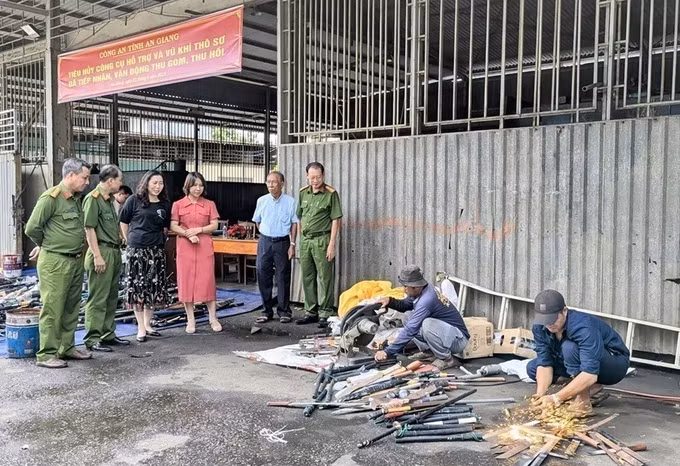 Công an tỉnh An Giang giám sát việc tiêu hủy công cụ hỗ trợ, vũ khí thô sơ. Ảnh: TTXVN phát