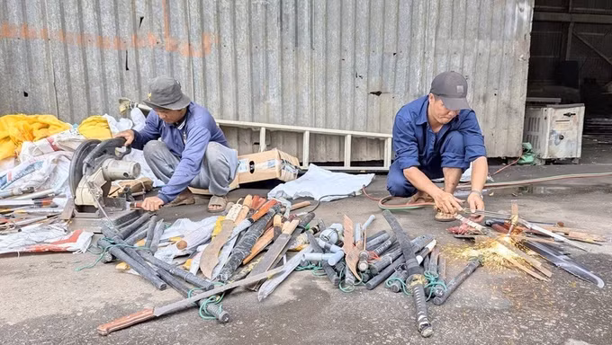 Tiêu hủy công cụ hỗ trợ, vũ khí thô sơ. Ảnh: TTXVN phát