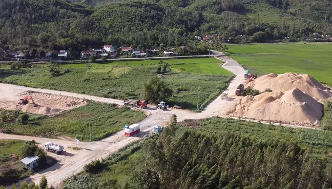 Điểm tập kết cát của Công ty TNHH Khoáng sản và Tổng hợp Đoàn Hân không đúng quy định, gần ngay tỉnh lộ ĐT642 và khu dân cư. Ảnh: TTXVN phát