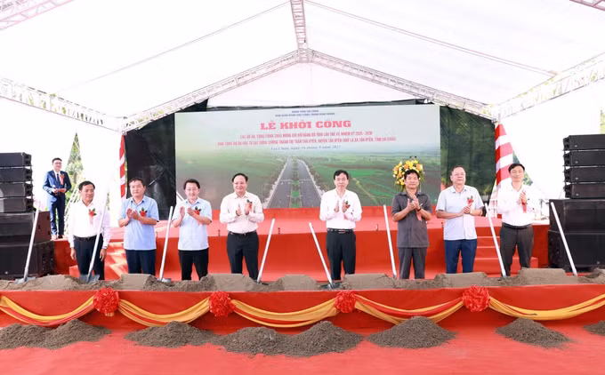 Các đồng chí lãnh đạo thực hiện nghi thức khởi công dự án đầu tư; đường tránh xã Tân Uyên tỉnh Lai Châu. Ảnh: Quý Trung/TTXVN