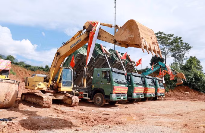 Hệ thống phương tiện máy móc thực hiện nghi thức lễ khởi công. Ảnh: Quý Trung/TTXVN