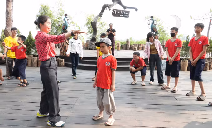 Bên cạnh các tiết học trên lớp, các giáo viên cũng tổ chức ngoại khóa cho các em học sinh khuyết tật để các em làm quen với cộng đồng.