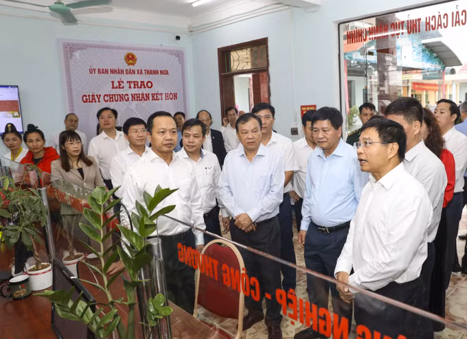 Bộ trưởng Bộ Tài chính Nguyễn Văn Thắng khảo sát mô hình chính quyền địa phương 2 cấp tại UBND xã Thanh Nưa, tỉnh Điện Biên. Ảnh: Xuân Tư/TTXVN