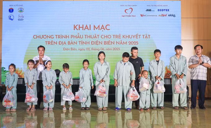 Ban tổ chức trao quà cho trẻ em có hoàn cảnh khó khăn tham gia phẫu thuật khuyết tật tại chương trình.