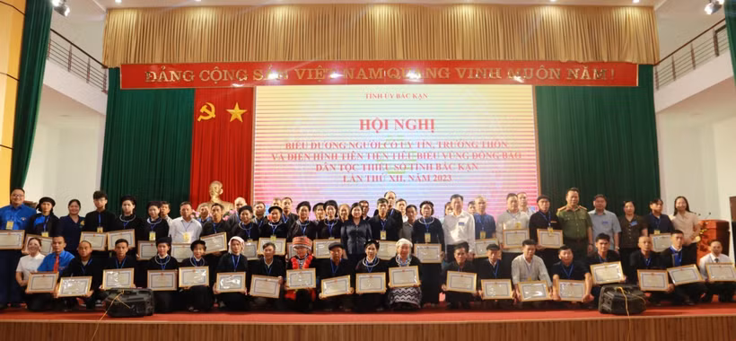 Bắc Kạn biểu dương người có uy tín, trưởng thôn và điển hình tiên tiến vùng dân tộc thiểu số