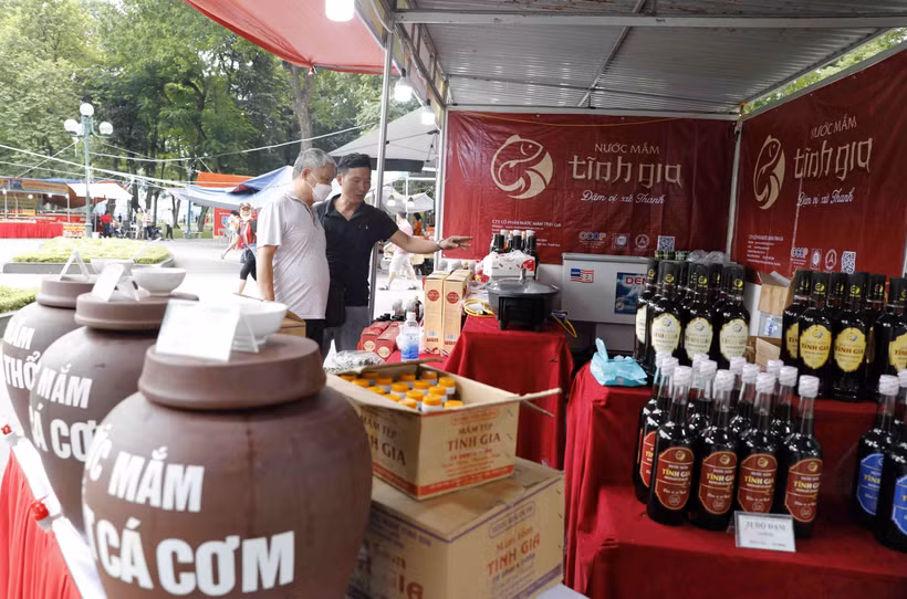 Gian trưng bày giới thiệu sản phẩm nước mắm đạt tiêu chuẩn Ocop đến từ tỉnh Thanh Hóa. Ảnh: Trần Việt - TTXVN