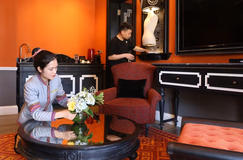 Sinh viên khoa Du lịch Trường Cao đẳng Lào Cai thực tập tại khách sạn 5 sao quốc tế Hotel de la Coupole - MGallery tại khu du lịch quốc gia Sa Pa. Ảnh: Quốc Khánh - TTXVN