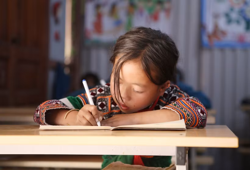 Học sinh Trường liên cấp Tiểu học và Trung học cơ sở Tung Qua Lìn, huyện Phong Thổ (Lai Châu) trong giờ nghe, viết môn tiếng Việt. Ảnh: Quý Trung
