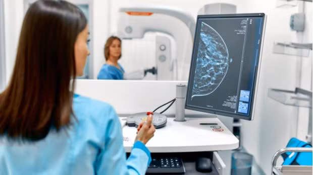 AI có thể giúp giảm gần 50% khối lượng công việc của các bác sỹ chẩn đoán hình ảnh trong tầm soát và phát hiện dấu hiệu ung thư vú. Ảnh: Cancerresearchuk