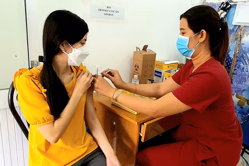 Lực lượng y tế tiêm vắc-xin phòng COVID-19 ở Sóc Trăng. Ảnh: Trung Hiếu-TTXVN