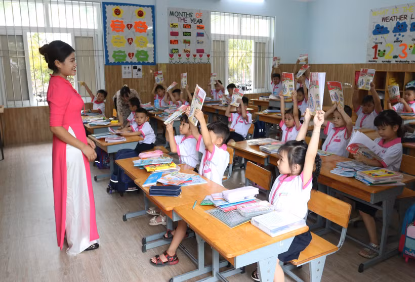 Học sinh lớp 1 Trường liên cấp Hoa Sen (thành phố Phan Rang – Tháp Chàm) tập trung chuẩn bị cho năm học mới 2023 - 2024. Ảnh: Nguyễn Thành – TTXVN