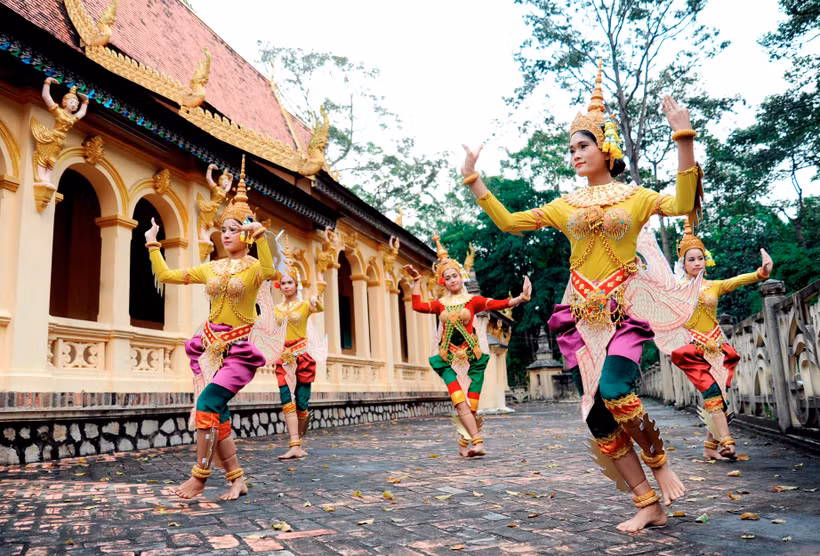 Trang phục bắt mắt, nhiều màu sắc góp phần tôn lên vẻ đẹp của phụ nữ Khmer Nam Bộ. Ảnh: Lê Yến Thanh