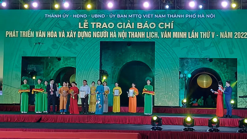 Trao giải cho các tác giả đoạt giải B Giải báo chí về Phát triển văn hóa và xây dựng người Hà Nội thanh lịch, văn minh lần thứ V – năm 2022. Ảnh: Đinh Thuận – TTXVN