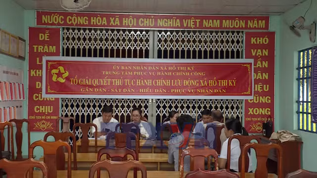 'Thứ Bảy về ấp' trao niềm tin số cho đồng bào dân tộc