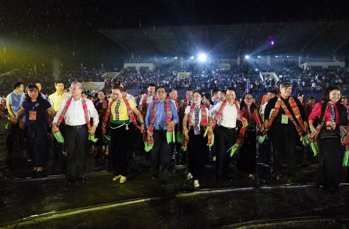 Thủ tướng Phạm Minh Chính: Xòe Thái là hội tụ của nét đẹp văn hóa, quảng bá Xòe Thái là trách nhiệm của tất cả chúng ta ảnh 7