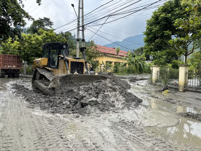 Phối hợp khắc phục sự cố vỡ cống tràn hồ thải Nhà máy tuyển quặng đồng Tả Phời ảnh 11