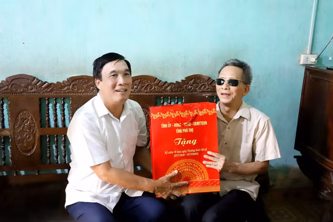 Phú Thọ quan tâm, tặng quà các đối tượng chính sách, người có công với cách mạng ảnh 1